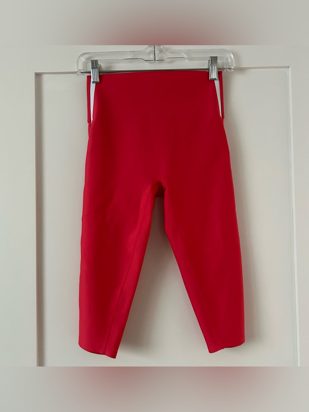 Alo Yoga Airlift High-Waist Super Sleek Contrast Capri Candy Red/White Size XS - Picture 4 of 10